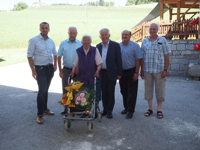 Josef Pühringer (3.v.r.) und Bürgermeister Andreas Derntl (l.) sowie eine Delegation des Seniorenbundes St. Leonhard gratulierten Hermine Wurm zum 101. Geburtstag. | Foto: Seniorenbund