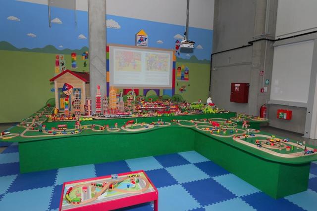 "Königreich der Eisenbahnen": Auf Kinder wartet ein kleine Eisenbahnwelt aus Holz zum Spielen. | Foto: Hannes Hochmuth