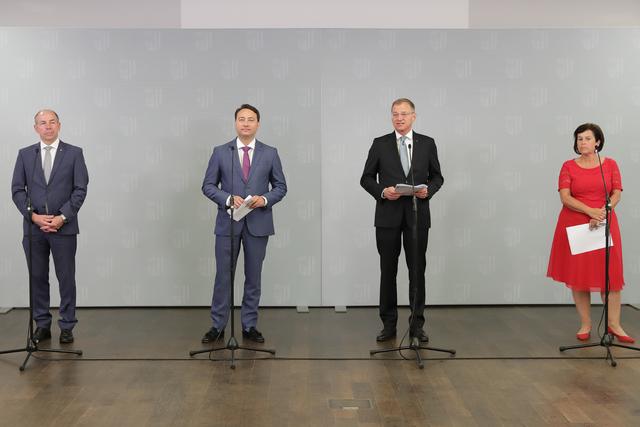 von links: Landesrat Max Hiegelsberger, Landeshauptmann-Stellvertreter Manfred Haimbuchner, Landeshauptmann Thomas Stelzer und Landesrätin Birgit Gerstorfer präsentierten am 24. Juli das neue Gemeindepaket. Nun wurde es im Landtag beschlossen. | Foto: Land OÖ/Ernst Grilnberger