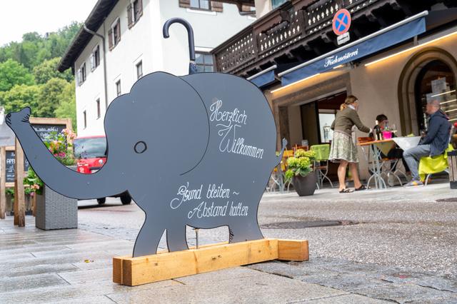 Der Babyelefant (hier in St. Wolfgang) ist österreichweit zum Symbol für den „lebensrettenden“ Sicherheitsabstand geworden.