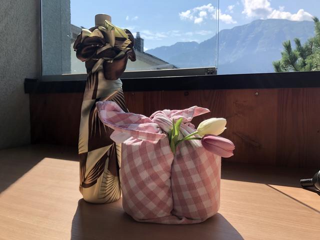 Geschenke lassen sich auch ohne Klebeband und Papier hübsch verpacken. In Japan nennt man die Variante Furoshiki, was eigentlich nur "Beutel" bedeutet.
