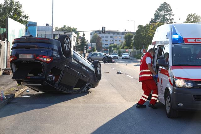Ein Wagen landete nach dem Unfall am Dach.