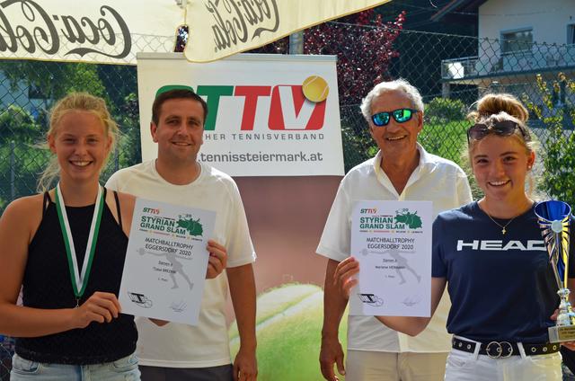 Die Finalistin Tjasa Breznik (l.) Martin Schwarzl, STTV-Präsident Rudolf Steiner und die Siegerin Marlene Hermann (r.).