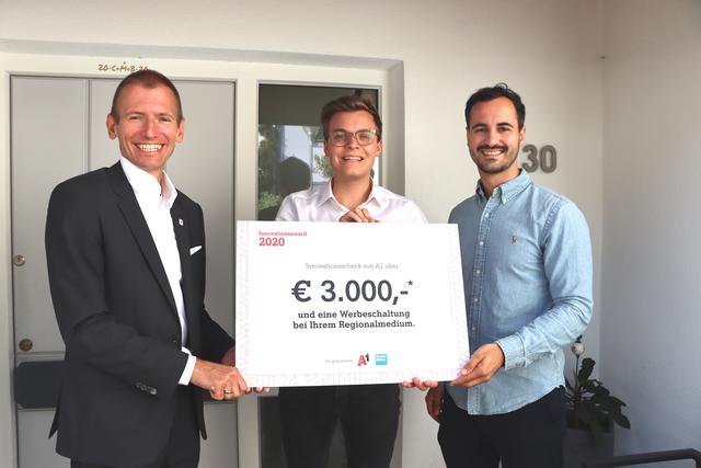 Strahlende Gesichter bei den Gewinnern des "Innovationsawards 2020": Mag. Martin Resel von A1 besuchte die Jungunternehmer Johannes Tilg und Michael Venier (v.li.) in ihrem Betrieb und überreichte den Gewinn. (Nicht im Bild: Mitgründer Patrick Skalitzky)
