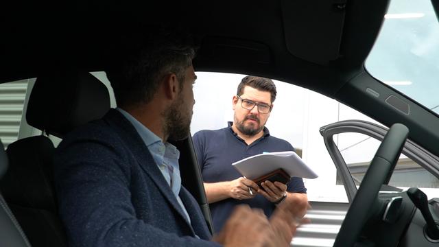 Ist elektrisch Fahren alltagstauglich? Ja, sagt Jürgen Wais im Gespräch mit Bezirksblätter-Redakteur Peter Zellinger.