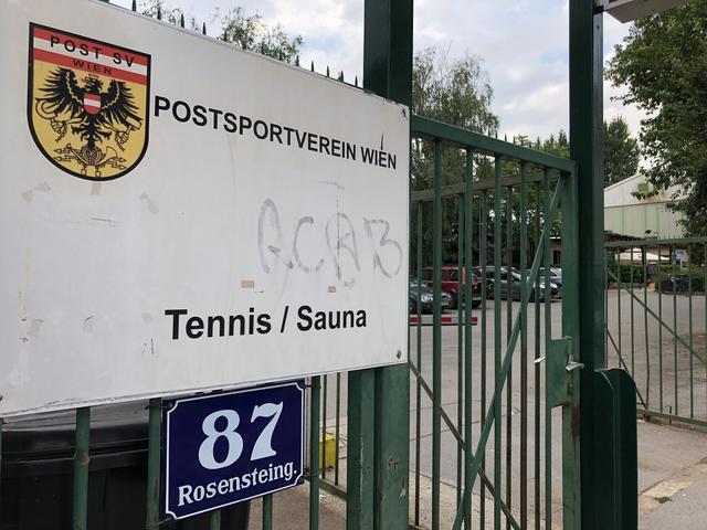 Das Areal rund um den Postsportplatz soll, laut Eigentümer Post AG, teilweise verbaut werden.  | Foto: mjp
