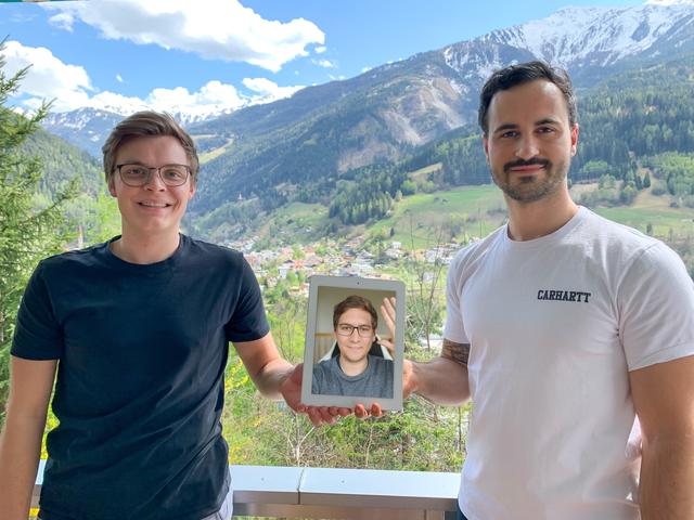 Die Gründer des Start-Ups VirtRegio: Johannes Tilg (li.), Patrick Skalitzky (im iPad) und Michael Venier (re.)