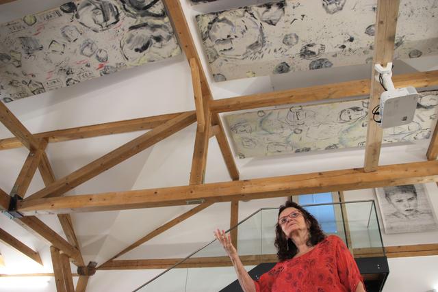 Mit großformatigen Bildelementen holt Renate Moran die berückende Atmosphäre der Stollen ins Haus der Erinnerung.