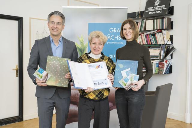 Willkommensgeschenk an neugeborene Grazerinnen und Grazer: Kurt Hohensinner, Ingrid Krammer und Ines Pamperl (v. l.) | Foto: Stadt Graz/Fischer