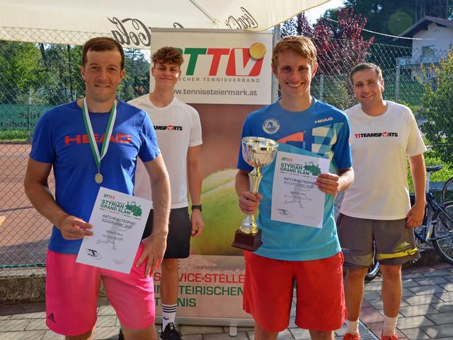 Die Einzelfinalisten Andreas Kopp (l.v.) und Daniel Hofbauer (r.v.) sowie die beiden Turnierleiter Markus Höfer und Martin Schwarzl.