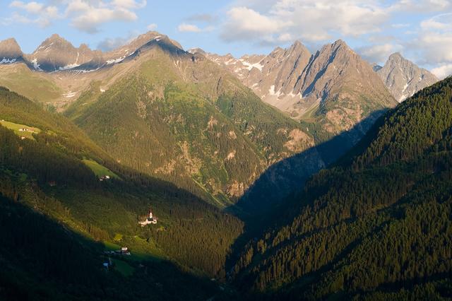 Von artenreichen Sonnenhängen bis zur faszinierenden Welt des Kaunertalers und Pitztaler Gletschers: Der vielfältige Naturpark Kaunergrat mit seinen sechs Schutzgebieten ist von 84 Dreitausendern gekrönt, rund tausend Steinböcke leben hier. | Foto: Niall Benvie