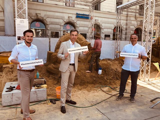 Freuen sich auf die fertigen Sand-Kunstwerke: Richard Peer, Siegfried Nagl und Giuseppe Perna (v.l.)