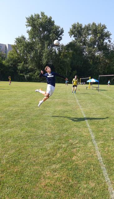 Fabian Stohl beim Rückschlag.