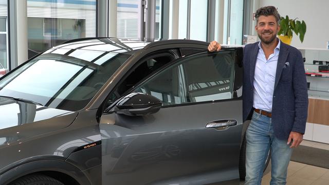 Jürgen Wais mit dem Audi e-tron.
