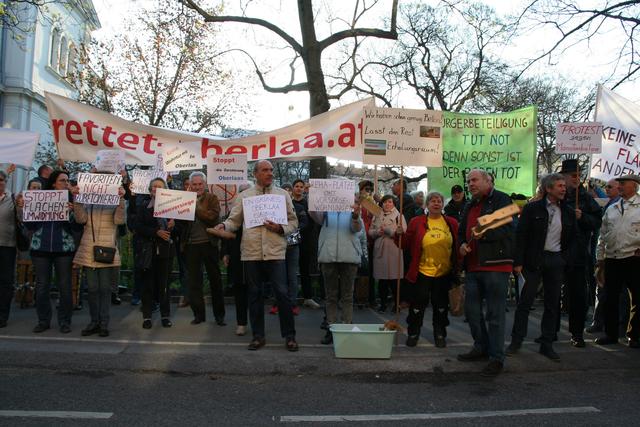"Rettet Oberlaa": Unter diesem Motto demonstrierten die Bewohner, um den Dorfcharakter zu erhalten. | Foto: Karl Pufler