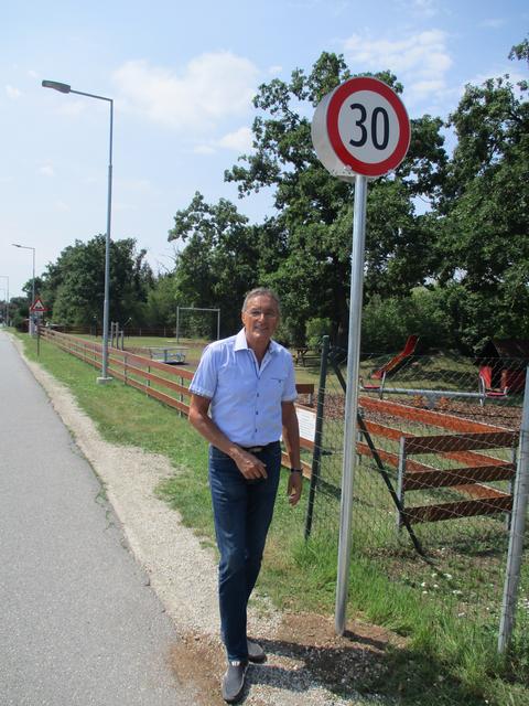 Neben dem Strasshofer Spielplatz gelten 30 km/h Höchstgeschwindigkeit.