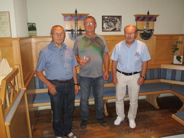 Obmann Erwin Deimel, Jubilar Josef Fuchs und Obmann-Stellvertreter Franz Zlabinger