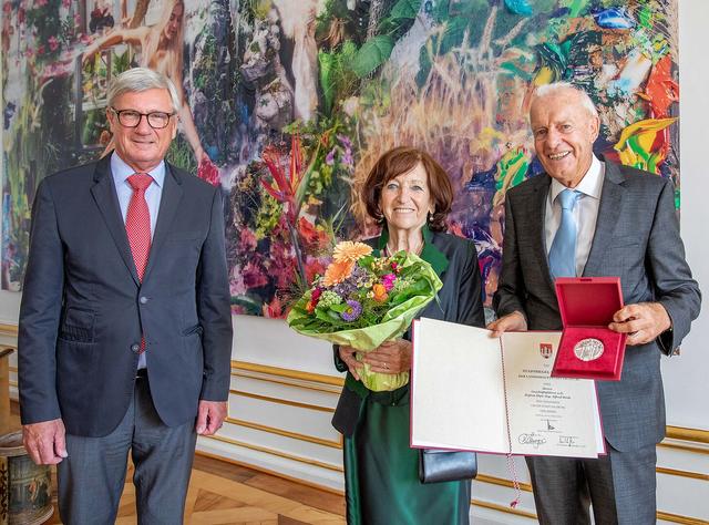 Salzburgs Bürgermeister Harald Preuner (l.) mit Alfred Denk und seiner Ehefrau Christl.