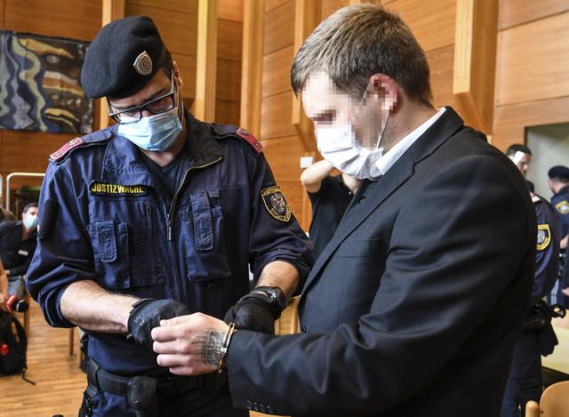 In Handschellen wurde der Täter vorgeführt