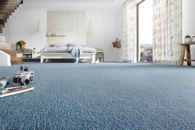 Die Kombination aus Farbe, Boden und Mobiliar macht's aus. Gerade das Schlafzimmer ist ein sehr privater Ort, dem man viel Aufmerksamkeit schenken sollte.