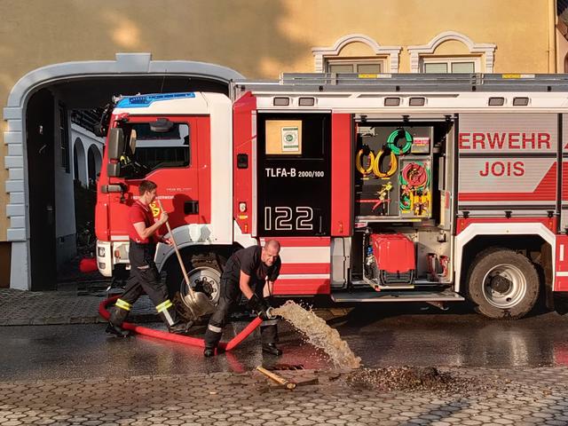 Die Feuerwehrleute waren mehr als fünf Stunden im Einsatz.  | Foto: Feuerwehr Jois