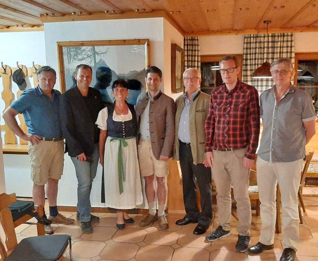 V. li.: Franz Gfrerer (Naturpark Riedingtal), Arnulf Hartl (PMU), Eibl Göschl Heidrun (Uni Salzburg), Thomas Kößler (Bürgermeister Zederhaus und Naturparkobmann), Herbert Weingartner (Uni Salzburg), Günter Gruber (Research Studio iSPACE), Matthias Marbach (Uni Salzburg).