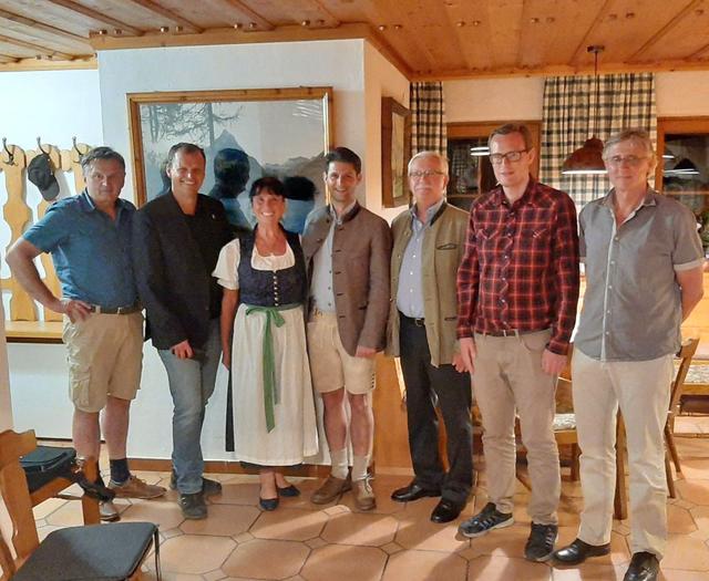 V. li.: Franz Gfrerer (Naturpark Riedingtal), Arnulf Hartl (PMU), Eibl Göschl Heidrun (Uni Salzburg), Thomas Kößler (Bürgermeister Zederhaus und Naturparkobmann), Herbert Weingartner (Uni Salzburg), Günter Gruber (Research Studio iSPACE), Matthias Marbach (Uni Salzburg). | Foto: Naturpark Riedingtal