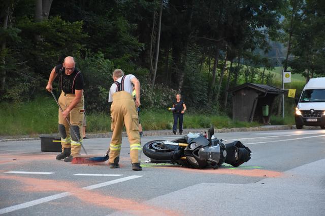 Am 11. August trug sich ein Verkehrsunfall auf der B178 im Kreuzungsbereich Scheffau zwischen einem Pkw und einem Motorrad zu.