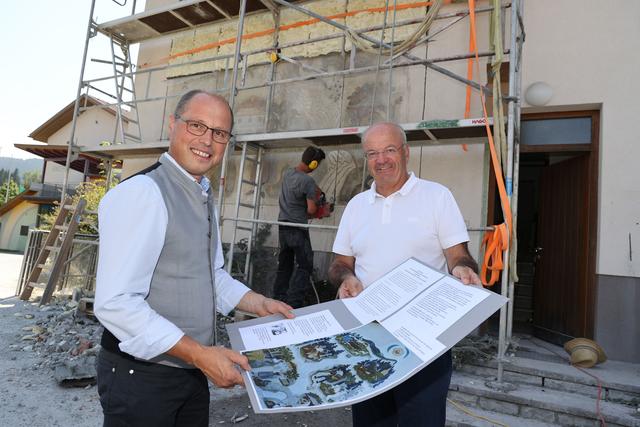 Bürgermeister Herbert Walkner (v.l.) beim Lokalaugenschein im Zuge der fachgerechten Entfernung des wertvollen Freskos mit Bgm.a.D. Christian Struber, Geschäftsführer der Salzburg Wohnbau, die die Umbau- und Erweiterungsmaßnahmen beim Volksschul- und Kindergartengebäude in St. Koloman managet.
