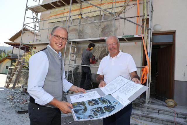  Bürgermeister Herbert Walkner (v.l.) beim Lokalaugenschein im Zuge der fachgerechten Entfernung des wertvollen Freskos mit Bgm.a.D. Christian Struber, Geschäftsführer der Salzburg Wohnbau, die die Umbau- und Erweiterungsmaßnahmen beim Volksschul- und Kindergartengebäude in St. Koloman managet.
 | Foto: Neumayr