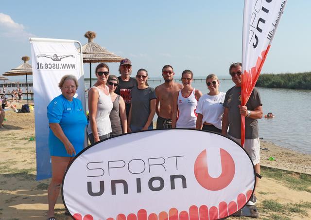 Mit dem UNION Schwimmclub Eisenstadt ging es ins Wasser: SPORTUNION Präsidentin Karin Ofner mit Vereinstrainer Tamas Plangar und teilnehmenden Kindern