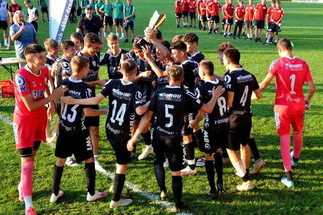 Die Spieler vom Lask im Siegestaumel.