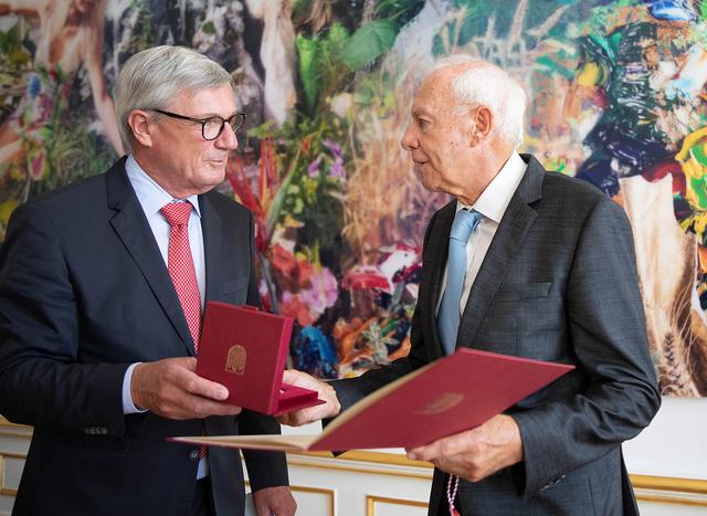 Bürgermeister Harald Preuner bei der Übergabe des Stadtsiegels in Silber an den langjährigen Geschäftsführer der Parkgaragengesellschaft, Alfred Denk.