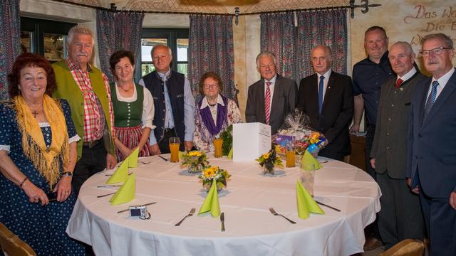 Unter den Gratulanten für Anna Kranzl befand sich auch Altlandeshauptmann Josef Pühringer (5.v.r.). | Foto: Seniorenbund 