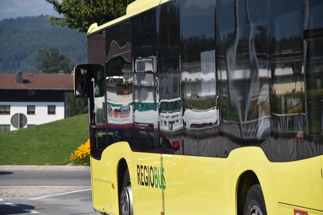 Wegen Platzmangel wurde einem Rollstuhlfahrer im Bezirk Kufstein die Mitfahrt im Bus zweimal verwehrt. Laut VVT sei man um eine Lösung bemüht.