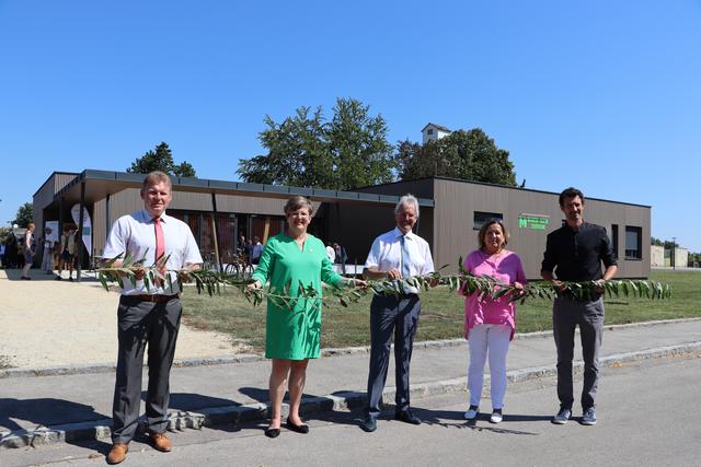Symbolisches Bandverbinden statt Banddurchschneiden: Bürgermeister Wolfgang Gaida, Christine Lechner (NÖ Regional), Landtagspräsident Karl Wilfing, Landtagspräsidentin Karin Renner und Landtagsabgeordneter René Lobner.