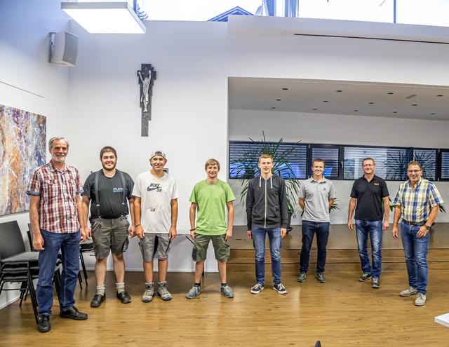 V.l.n.r.: Substanzverwalter Rudolf Spiegl, siw Neo-Grundbesitzer Bernhard Lechner, Florian Lechner, Manuel Weiermaier und Roland Kurz, GR Lukas Ruetz, GR Roland Salchner und Bgm. Anton Schiffmann