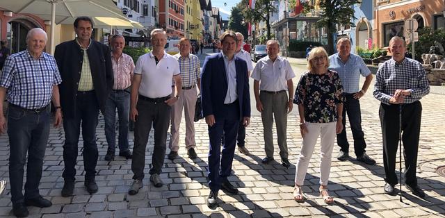 Johann Erharter (Westendorf), Josef Pirchl (Going), Sebastian Haunholter (Schwendt), Sebastian Eder (Hochfilzen), Josef Hechenbichler (Kössen), VP-Bezirksobm. Peter Seiwald, Stefan Mühlberger (Kössen), Friedhelm Capellari (Kitzbühel), LR Beate Palfrader, Herbert Grander (Fieberbrunn), Karl Huber (Hopfgarten) (v. li.). | Foto: VP Tirol