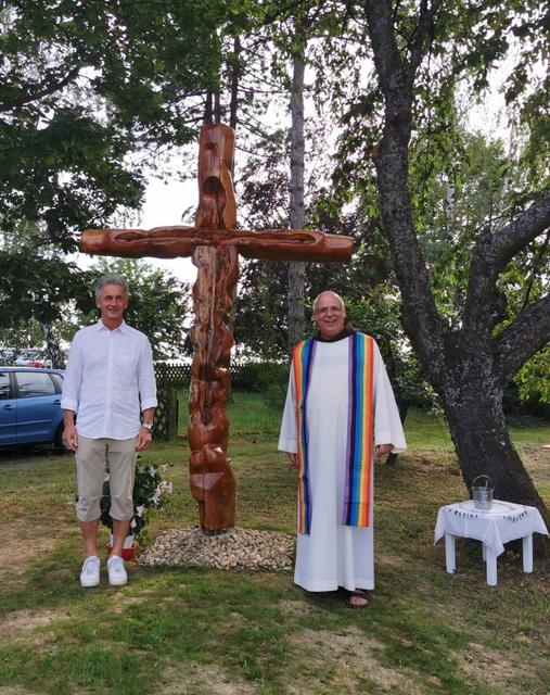 Alois Mondschein (links) schnitzte das Kreuz, Stadtpfarrer Raphael Rindler segnete es.