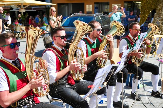 Instrumente sind klar – aber zum Sonnenkonzert in Innsbruck gehören auch Sonnenbrille und Sun-Blocker!