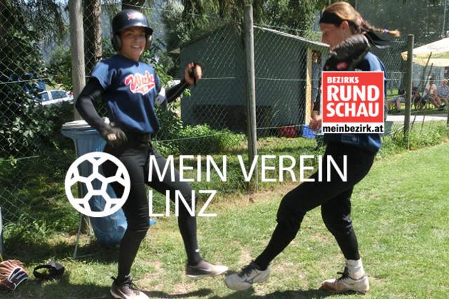 "Play-offs, wir kommen!" - Lisa Rachbauer (l.) und Martina Lackner von den Linzer Witches jubeln Corona-konform nach den jüngsten Erfolgen. | Foto: BRS/Witches Linz