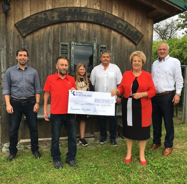Der Vorstand des Schi- und Wanderclubs Kukmirn nahm die Förderung von Landtagspräsidentin Verena Dunst entgegen.