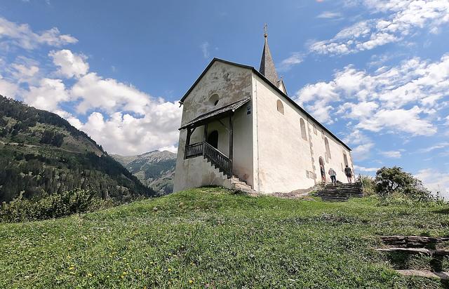 Kirche St. Georg am Danielsberg

Die erste Kirche auf der Bergspitze wurde um 1127 n.Chr. gebaut. Diese Kirche ist um 1510 abgebrannt. Anschließend wurde die Westwand niedergerissen und die Kirche verlängert.

Um 1515 wurde auch das Fresko in der Apsis geschaffen. Es zeigt das Jüngste Gericht. Die meisten Bilder und Statuen stammen aus der Zeit um 1700.

Der heutige, gemauerte Hauptaltar ist barock und wurde wohl um 1633 aufgemauert.

Die alten Kirchenbänke sind zum Teil noch erhalten.