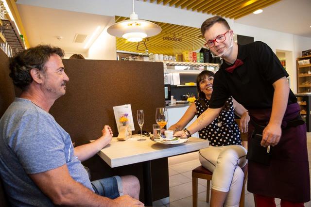 Dominic Hartl ist Kellner aus Leidenschaft und weiß wie man Gäste verwöhnt.
