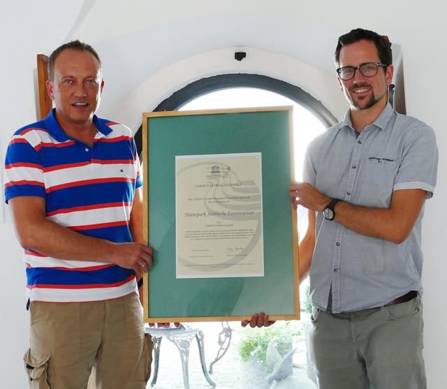 Der St. Gallener Bürgermeister Armin Forstner und Naturpark-Geschäftsführer Oliver Gulas durften stellvertretend für alle Geoparkgemeinden die Auszeichnung der Unesco entgegennehmen. | Foto: NUP Eisenwurzen