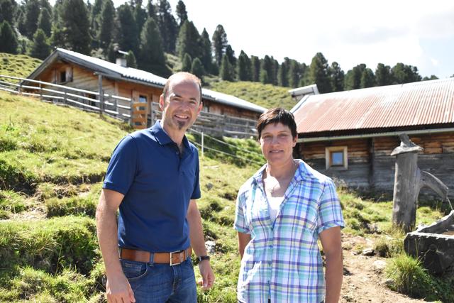 Landwirtschaftskammerpräsident Josef Hechenberger mit Sabine Kössler, auf der Markis Alm bei Volders. | Foto: Michael Kendlbacher