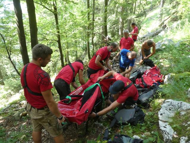 Die Bergretter brachten die Verletzte ins Tal.