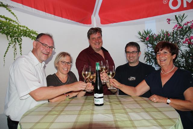 Wirt Gottfried Falk, Eveline Schneider, Thomas Singer, Robert Schneider und Paula Uitz