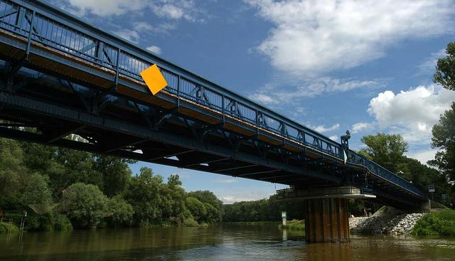 Über die Marchbrücke bei Hohenau brachten die Schlepper die Flüchtlinge nach Österreich. | Foto: Gemeinde Hohenau