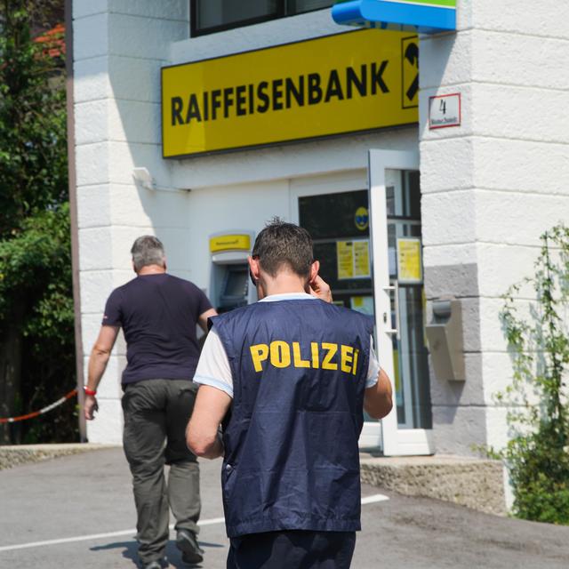 Die Bankfiliale in Liefering wurde von zwei bisher unbekannten Tätern überfallen.